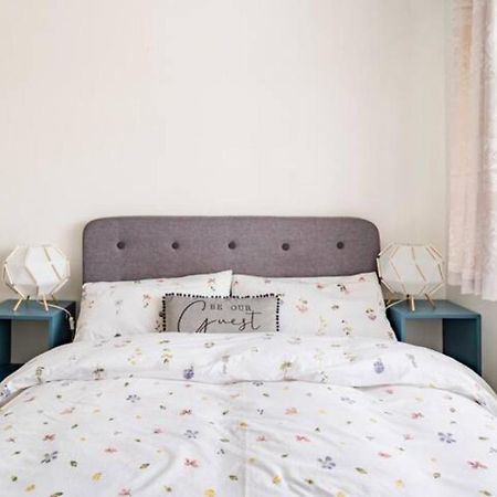 Luton Airport Guest House In Quiet And A Very Pleasant Area, Near London Luton Airport With Free Parking, Wifi, Smart Tv Exterior photo