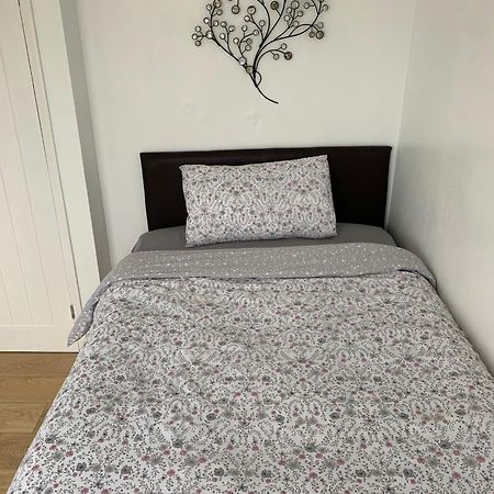 Luton Airport Guest House In Quiet And A Very Pleasant Area, Near London Luton Airport With Free Parking, Wifi, Smart Tv Exterior photo