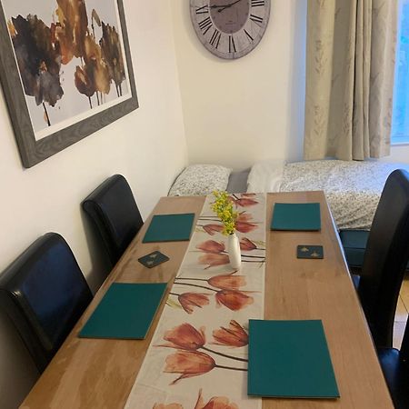 Luton Airport Guest House In Quiet And A Very Pleasant Area, Near London Luton Airport With Free Parking, Wifi, Smart Tv Exterior photo
