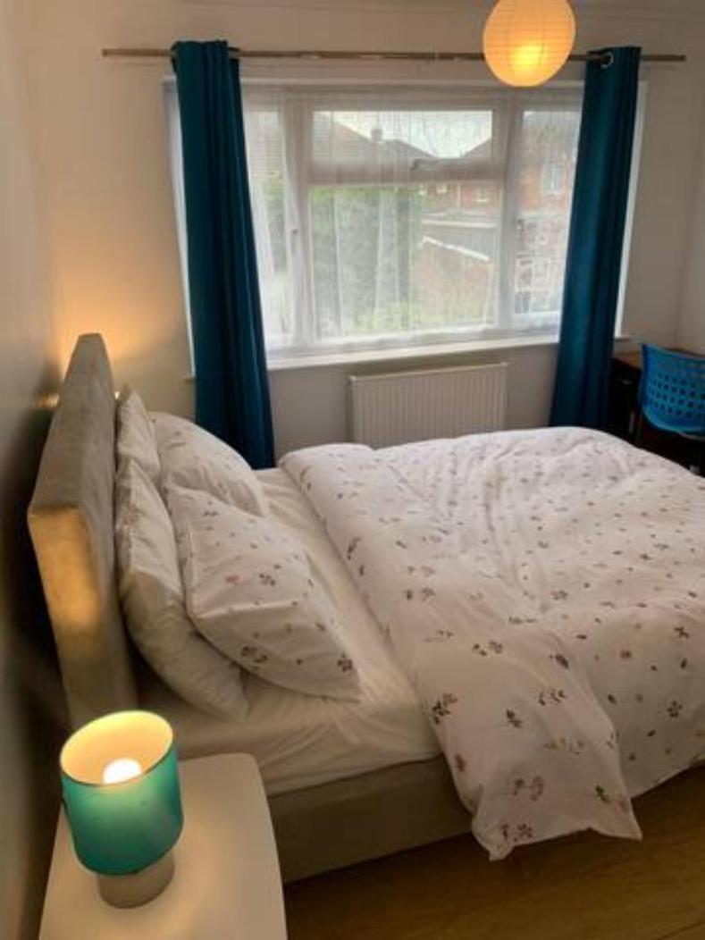 Luton Airport Guest House In Quiet And A Very Pleasant Area, Near London Luton Airport With Free Parking, Wifi, Smart Tv Exterior photo