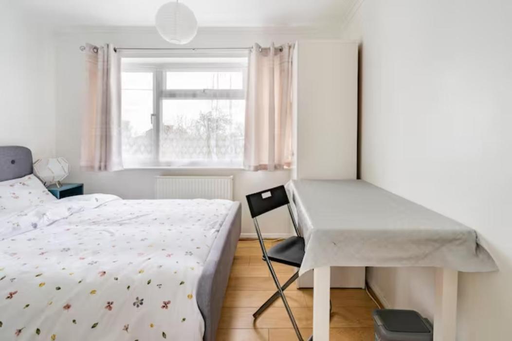 Luton Airport Guest House In Quiet And A Very Pleasant Area, Near London Luton Airport With Free Parking, Wifi, Smart Tv Exterior photo