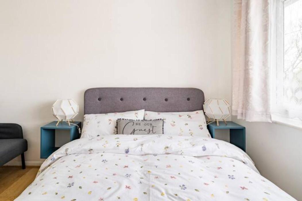 Luton Airport Guest House In Quiet And A Very Pleasant Area, Near London Luton Airport With Free Parking, Wifi, Smart Tv Exterior photo