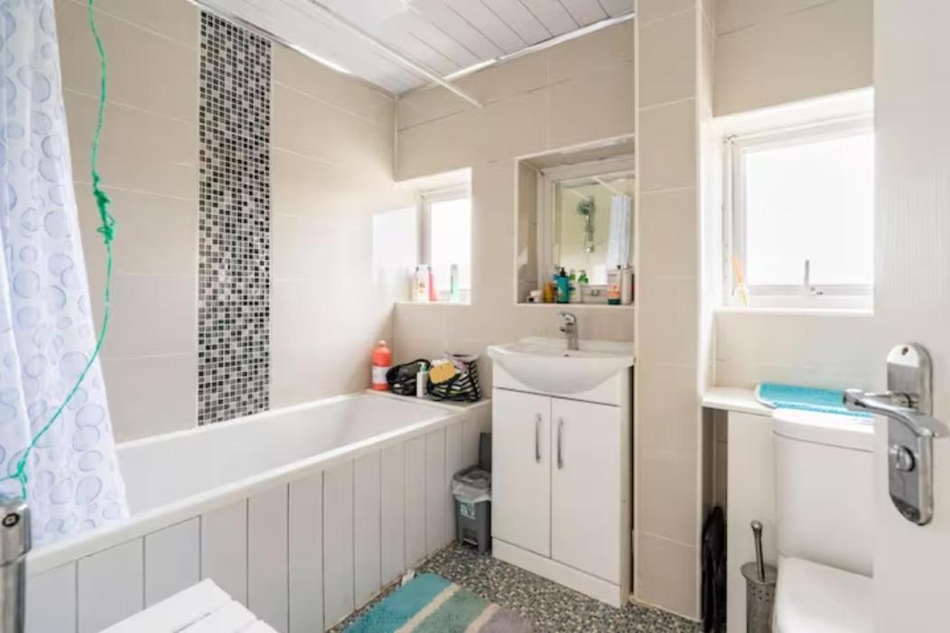 Luton Airport Guest House In Quiet And A Very Pleasant Area, Near London Luton Airport With Free Parking, Wifi, Smart Tv Exterior photo