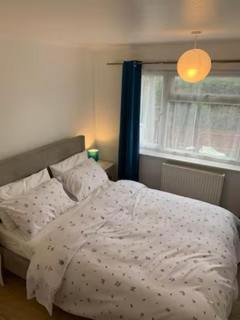 Luton Airport Guest House In Quiet And A Very Pleasant Area, Near London Luton Airport With Free Parking, Wifi, Smart Tv Exterior photo