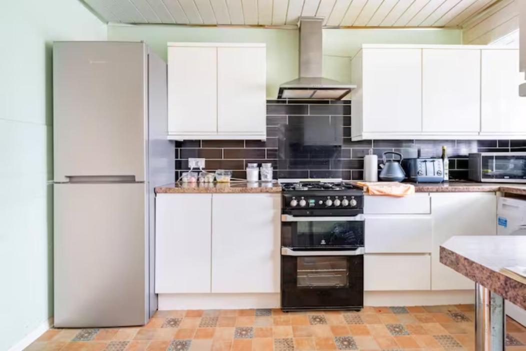 Luton Airport Guest House In Quiet And A Very Pleasant Area, Near London Luton Airport With Free Parking, Wifi, Smart Tv Exterior photo
