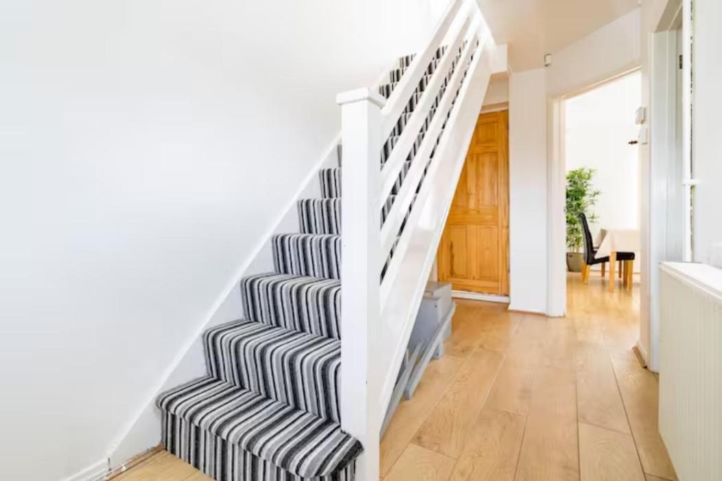 Luton Airport Guest House In Quiet And A Very Pleasant Area, Near London Luton Airport With Free Parking, Wifi, Smart Tv Exterior photo