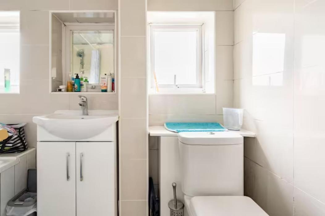 Luton Airport Guest House In Quiet And A Very Pleasant Area, Near London Luton Airport With Free Parking, Wifi, Smart Tv Exterior photo