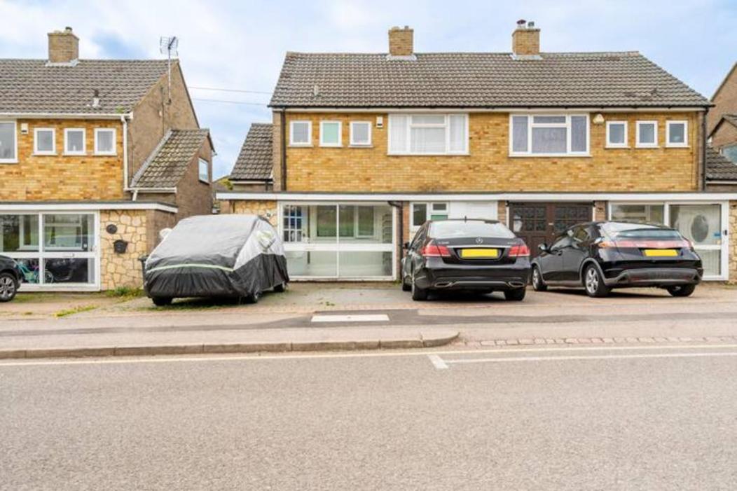 Luton Airport Guest House In Quiet And A Very Pleasant Area, Near London Luton Airport With Free Parking, Wifi, Smart Tv Exterior photo