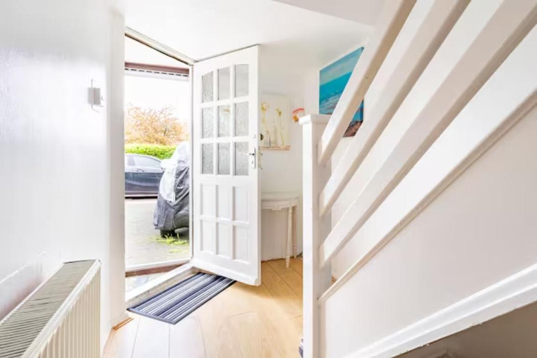 Luton Airport Guest House In Quiet And A Very Pleasant Area, Near London Luton Airport With Free Parking, Wifi, Smart Tv Exterior photo