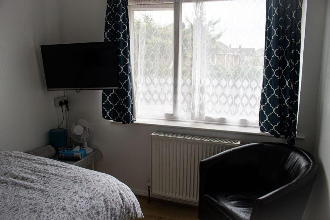 Luton Airport Guest House In Quiet And A Very Pleasant Area, Near London Luton Airport With Free Parking, Wifi, Smart Tv Room photo