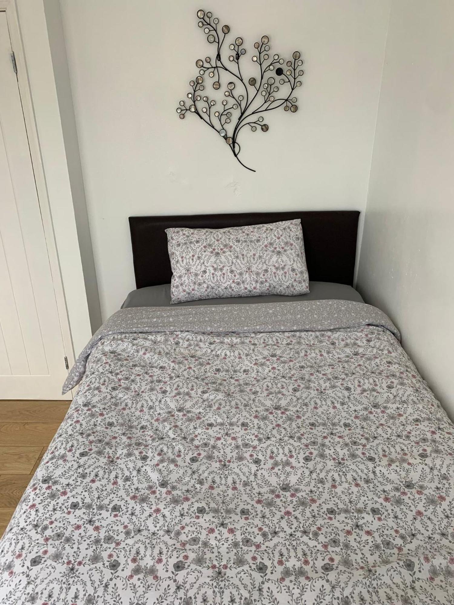 Luton Airport Guest House In Quiet And A Very Pleasant Area, Near London Luton Airport With Free Parking, Wifi, Smart Tv Exterior photo