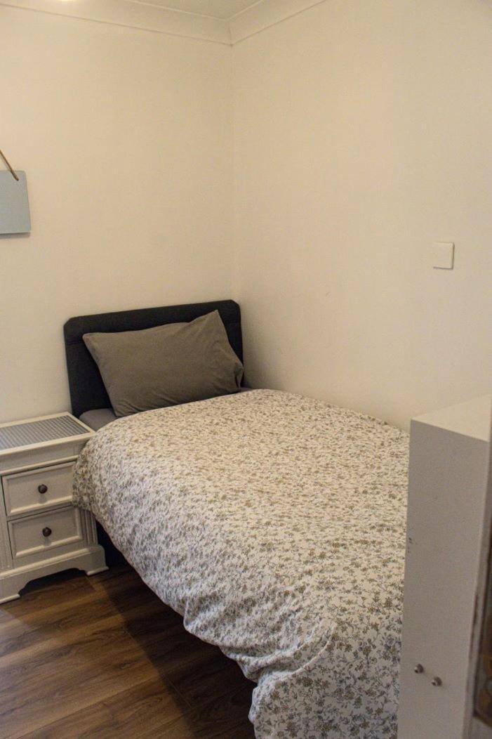 Luton Airport Guest House In Quiet And A Very Pleasant Area, Near London Luton Airport With Free Parking, Wifi, Smart Tv Room photo