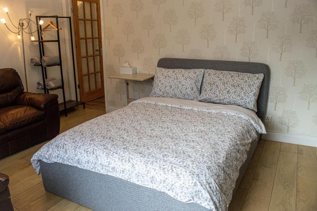 Luton Airport Guest House In Quiet And A Very Pleasant Area, Near London Luton Airport With Free Parking, Wifi, Smart Tv Exterior photo