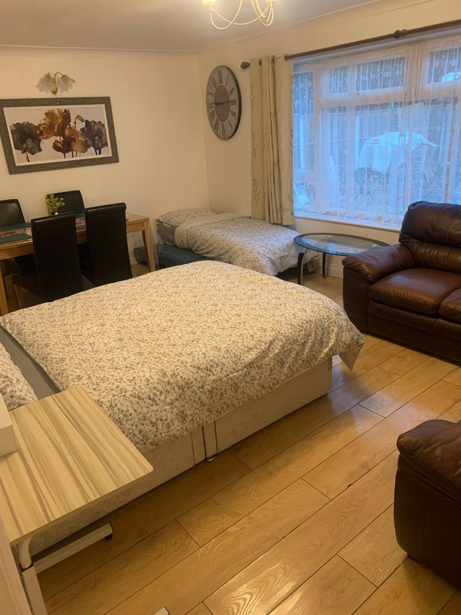 Luton Airport Guest House In Quiet And A Very Pleasant Area, Near London Luton Airport With Free Parking, Wifi, Smart Tv Room photo