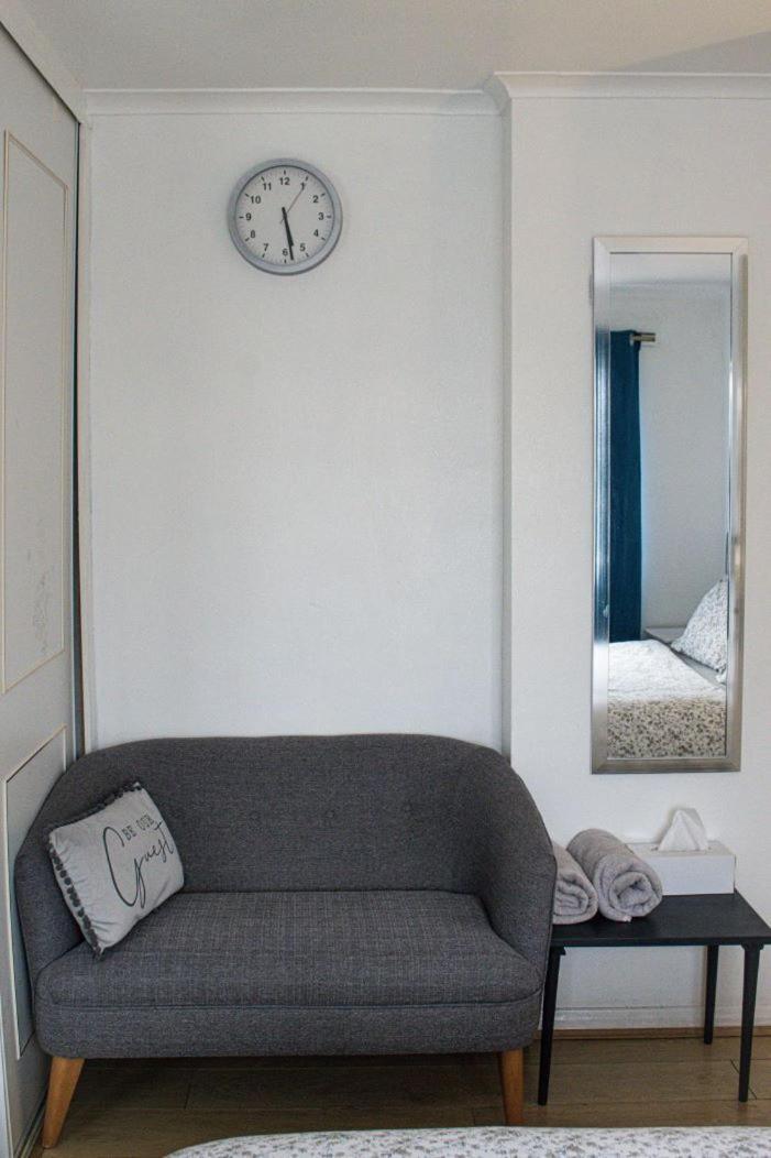 Luton Airport Guest House In Quiet And A Very Pleasant Area, Near London Luton Airport With Free Parking, Wifi, Smart Tv Room photo