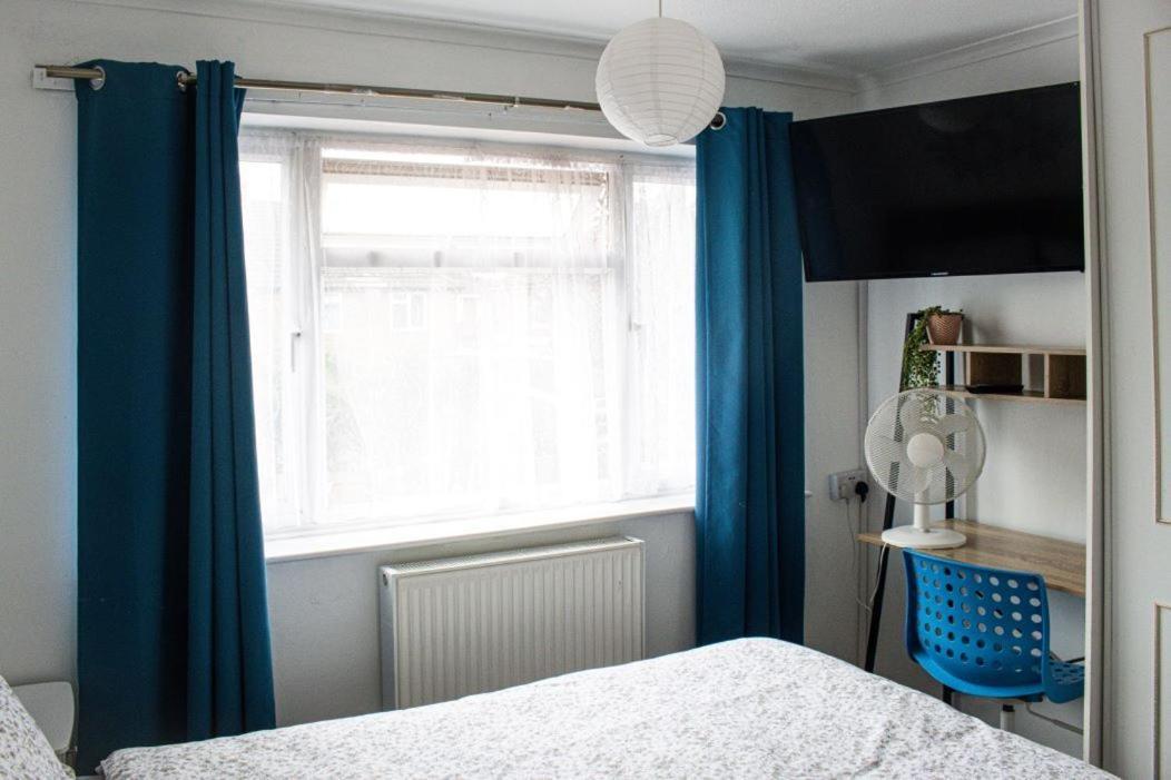 Luton Airport Guest House In Quiet And A Very Pleasant Area, Near London Luton Airport With Free Parking, Wifi, Smart Tv Room photo