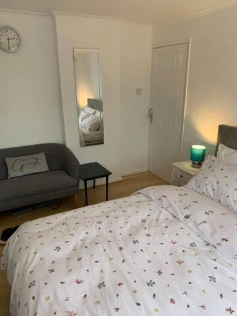 Luton Airport Guest House In Quiet And A Very Pleasant Area, Near London Luton Airport With Free Parking, Wifi, Smart Tv Exterior photo