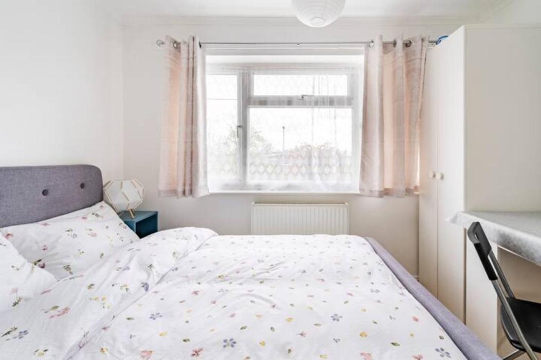 Luton Airport Guest House In Quiet And A Very Pleasant Area, Near London Luton Airport With Free Parking, Wifi, Smart Tv Exterior photo
