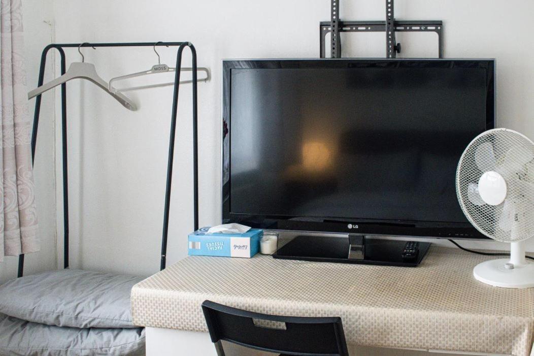 Luton Airport Guest House In Quiet And A Very Pleasant Area, Near London Luton Airport With Free Parking, Wifi, Smart Tv Room photo