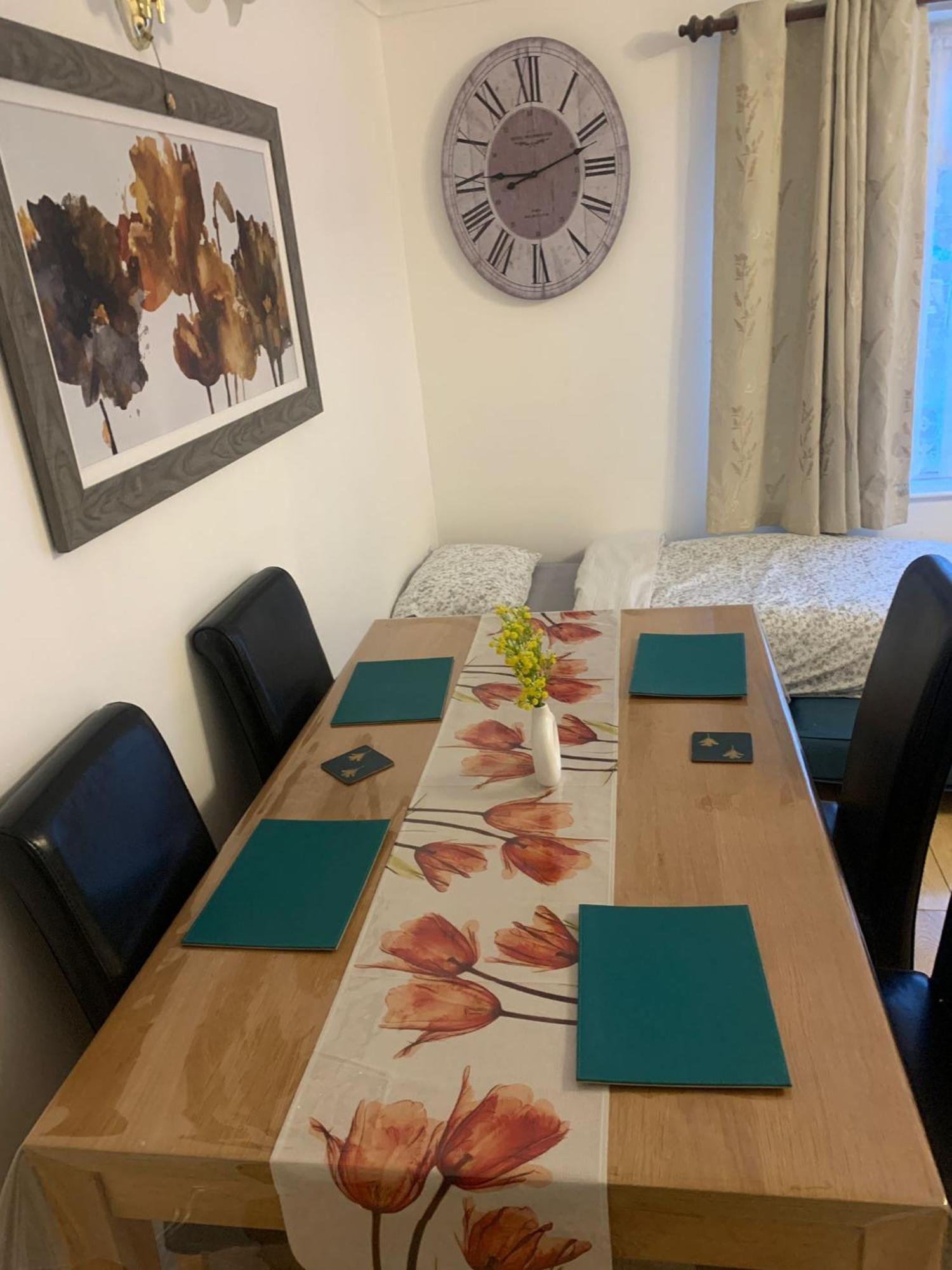 Luton Airport Guest House In Quiet And A Very Pleasant Area, Near London Luton Airport With Free Parking, Wifi, Smart Tv Exterior photo